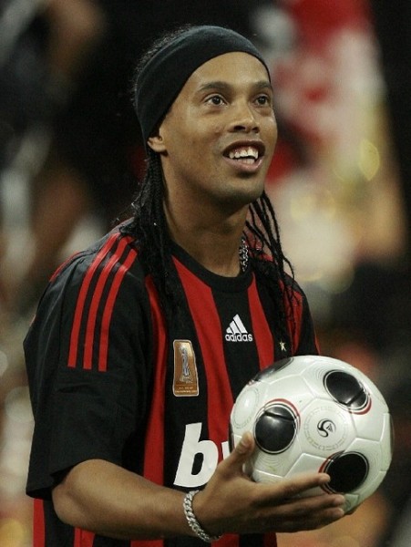 1642156-ronaldinho-na-san-siru